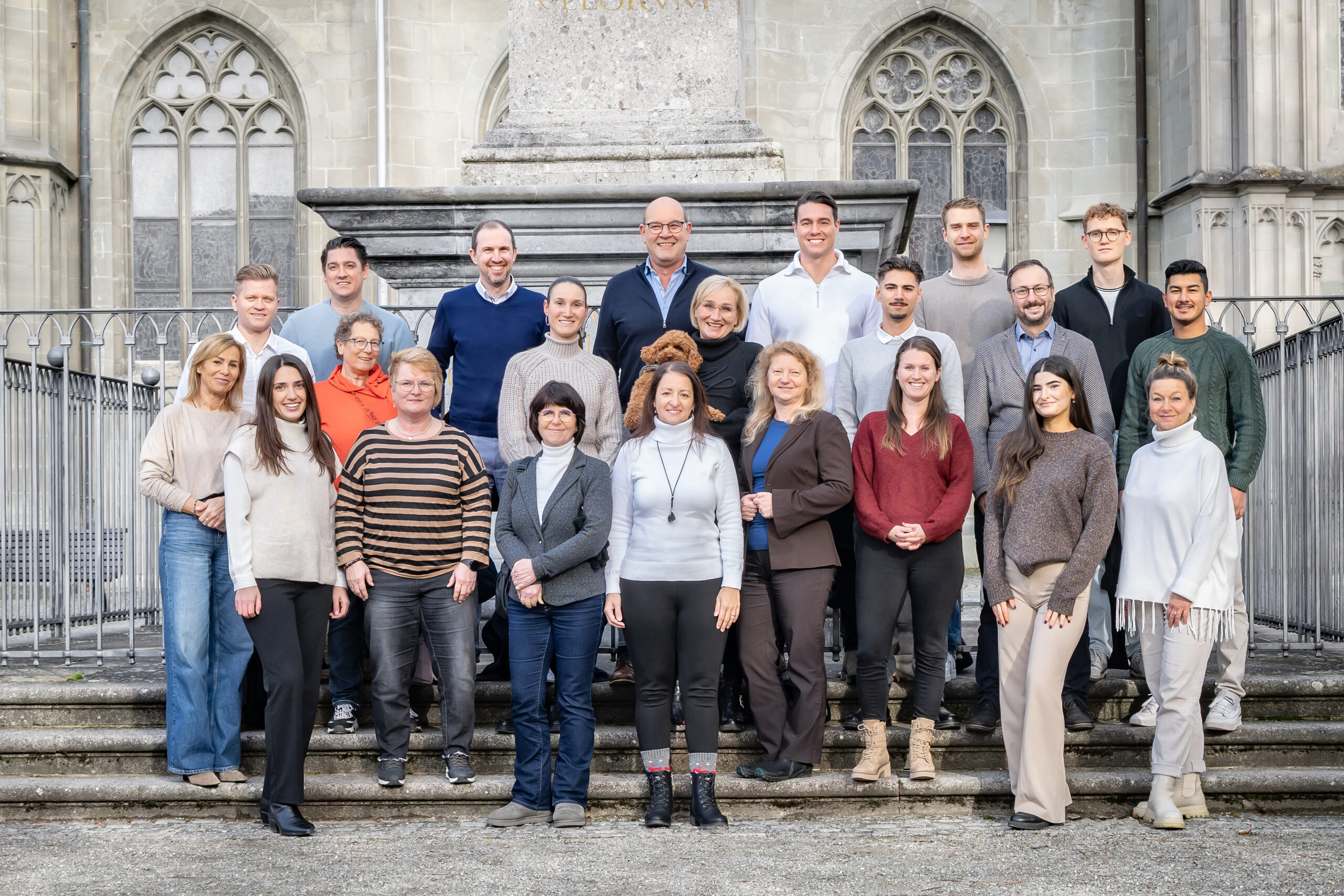 Das Horta Team steht vor dem Konstanzer Münster und macht ein Gruppenbild